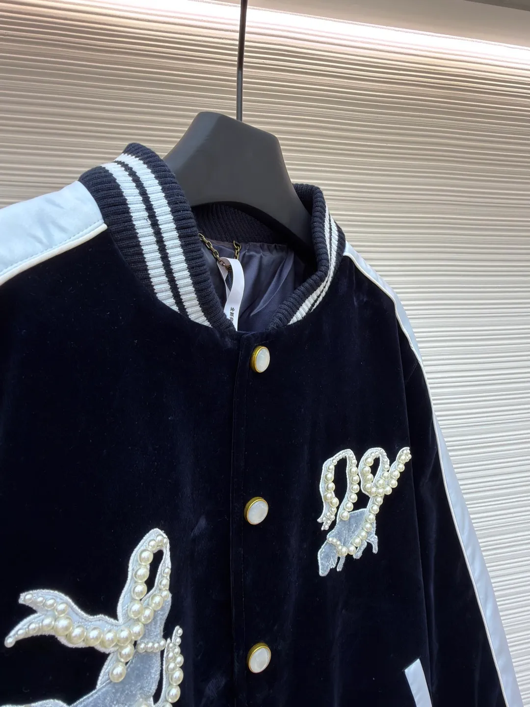 LOUIS VUITTON velvet denim Yokosuka jacket ●Original version: Purchased and developed for 35500 ●Item number: 1680974-C55 ●Fabric: velvet flocking fabric ●Technology: Washed production ●Version: loose fit ●Weight: about 1250 grams ●Size: 46-48-50-52 ●Description: 35500 purchased and developed, using 7*7 grain flocking cloth, customized flat machine ribbing, rayon lining inside, 1000 washed cotton, customized 1:1 accessories, loose version. The overall wiring is straight and delicate, the fabric is comfortable and soft, and the color is consistent without color difference. It can be matched with the same style to create a fashionable look and control various occasions. Customized accessories, complete with three standards, same style for men and women!